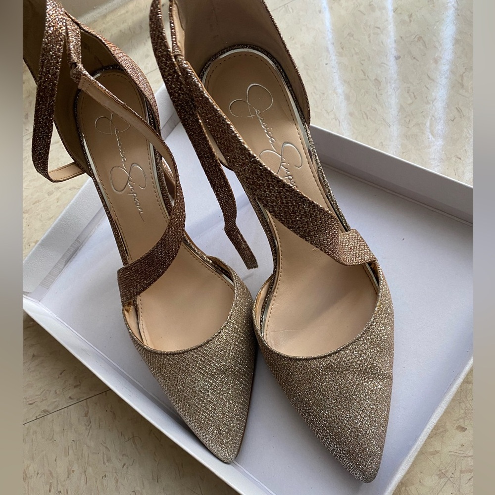 JESSICA SIMPSON - GOLD HEELS